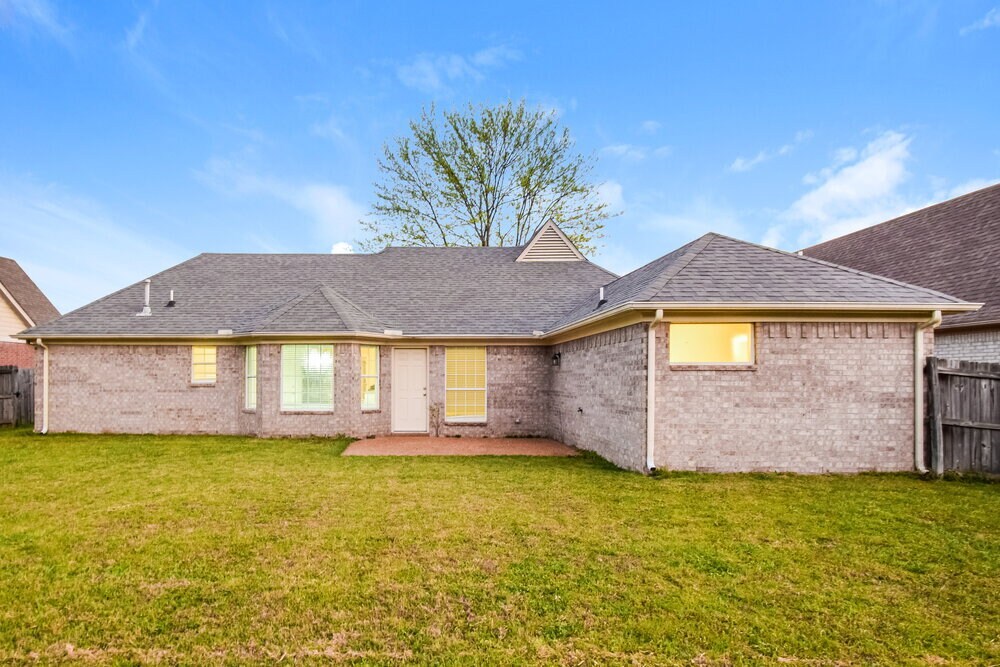 Building Photo - 10283 Green Moss Dr N