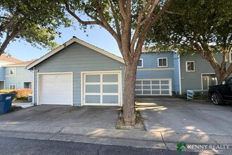 Building Photo - Bright 2 Bedroom, 1.5 Bathroom Home with O...
