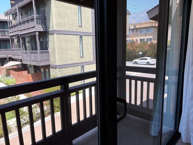 Building Photo - Luxury 3+3 Townhome in prestigious Crescen...
