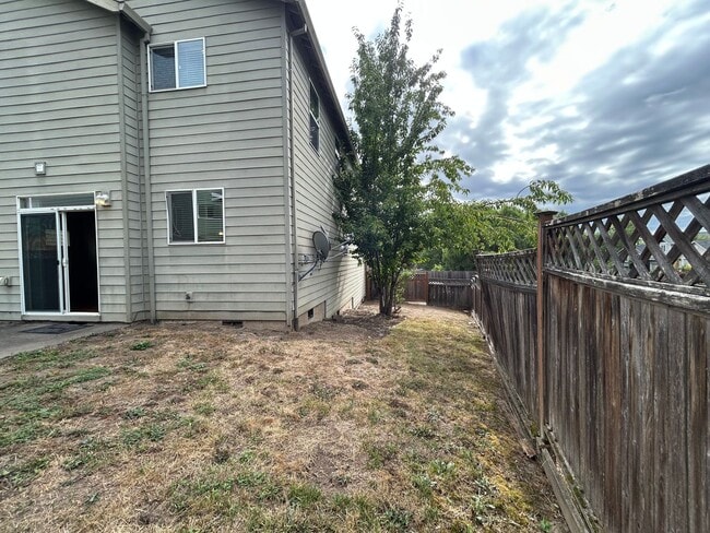 Building Photo - Spacious 4 Bed, 2.5 Bath Home!