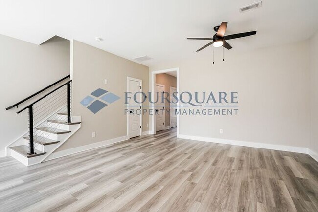 Building Photo - Townhome | Washer/Dryer Included | Back Pa...