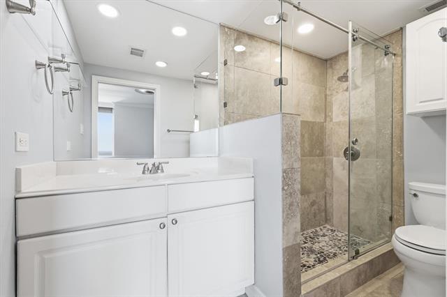 Building Photo - 6211 W Northwest Hwy