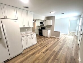 Building Photo - Updated Spacious 3 Bedroom 1 Bath  - Prese...