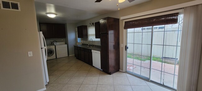 Building Photo - 3-Bed/2-Bath House w/2-Car Garage Near Str...