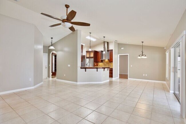 Building Photo - Beautiful 4/2 Pool Home with a Covered Pat...