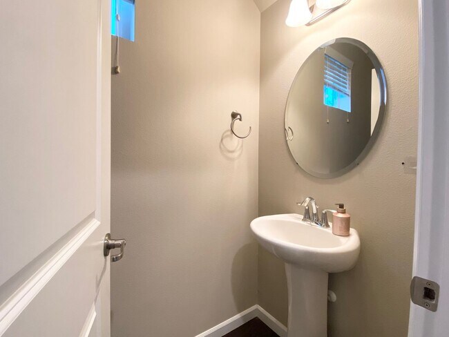 Building Photo - 3 bedroom, 2568 Sqft. home In Federal Way