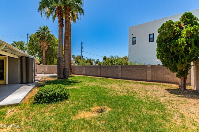 Building Photo - 1049 E Colter St