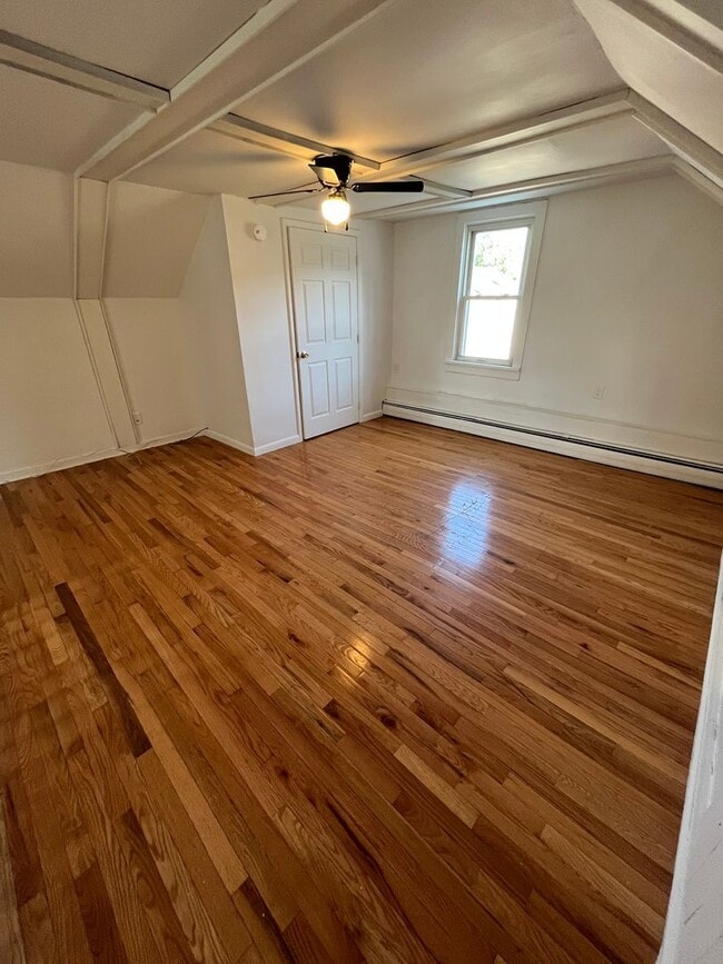 Building Photo - 3 Bedroom, 2 Bathroom Single Family Home i...