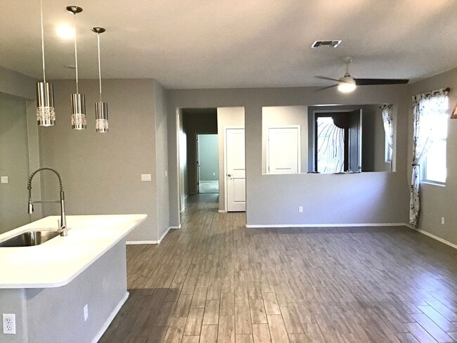 Building Photo - Clean, 3 Bdrm + Den, 2 Bath, 1842 sq/ft in...