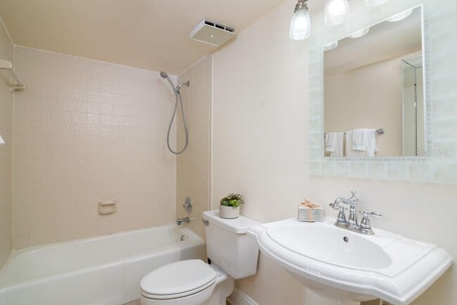 Building Photo - 160 Columbia Dr