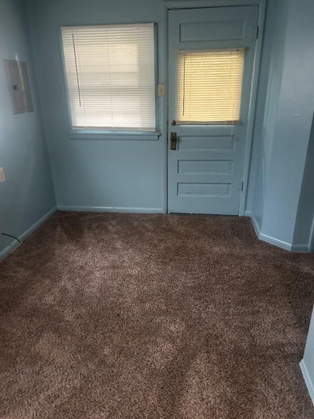 Building Photo - 626 SW Medford Ave