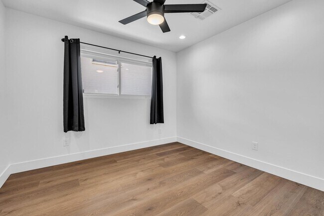 Building Photo - 6 Bedroom/4 Bath - Fully Remodeled