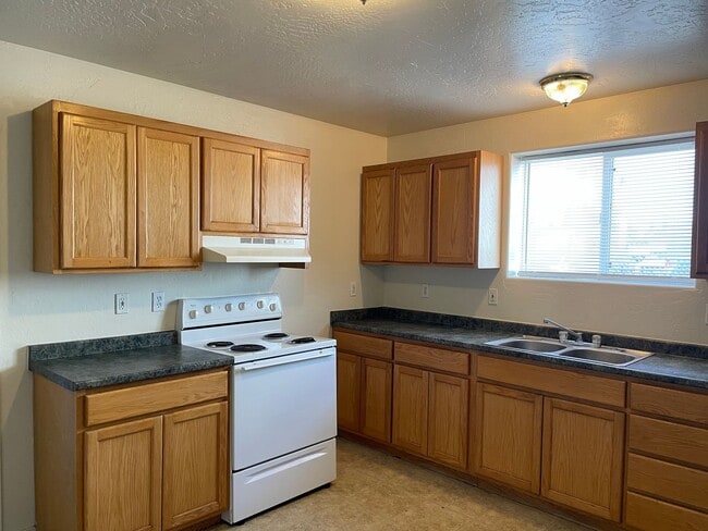Building Photo - Cute 2 Bedroom 1 Bath Apartment-Centarlly ...