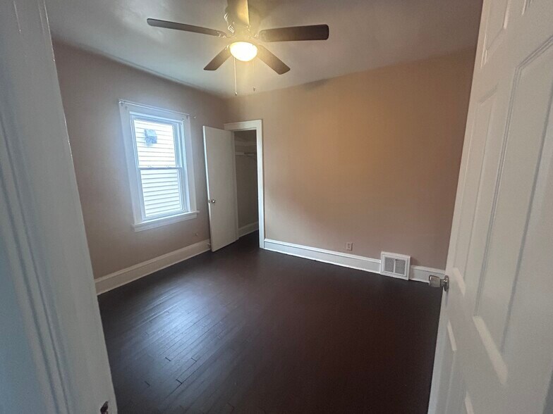 Building Photo - 9501 Rosewood Ave