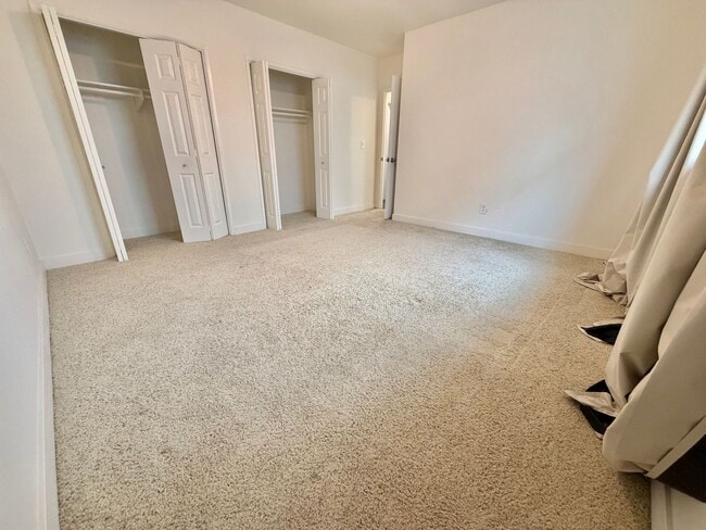 Building Photo - Spacious 2BD with Private Laundry Room, Garage Parking & Private Entrance