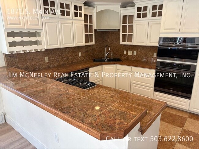 Building Photo - 1871 S Main Ave