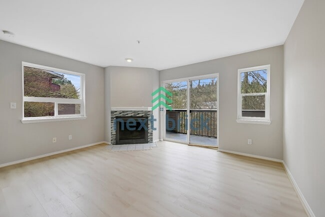 Building Photo - Charming 2-Bed Townhouse Retreat in Bothell with 2.5 Baths – Your Perfect Sanctuary Awaits!