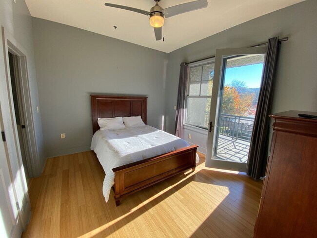 Building Photo - Downtown - Modern Condo minutes from the c...