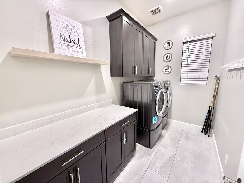 Building Photo - 2506 E Pleasant Ln