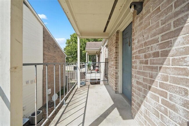 Building Photo - 3900 Woodchase Dr