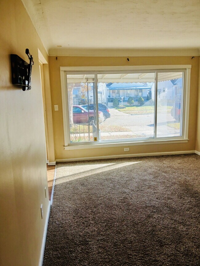 Building Photo - 21465 Syracuse Ave