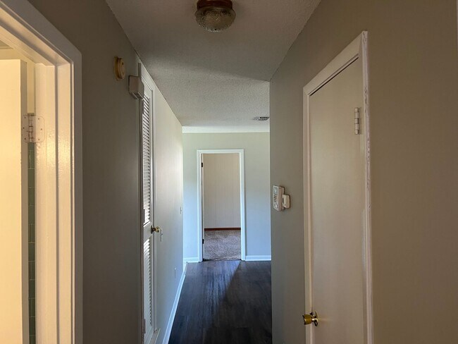Building Photo - 3 bedrooms - 2 bath Home