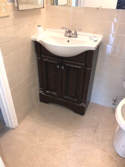 FULL BATH - 7795 Grande St