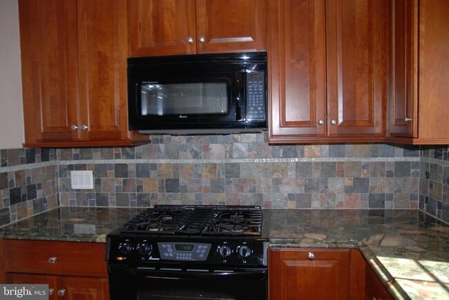 Building Photo - 3250 Martha Custis Dr