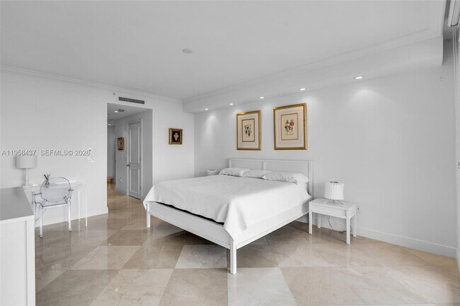 Building Photo - 785 Crandon Blvd