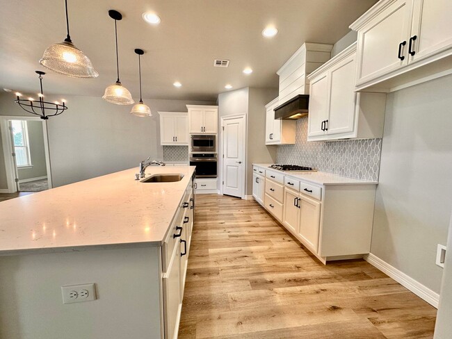 Building Photo - Spacious 4-Bedroom Home with Pool in Yukon