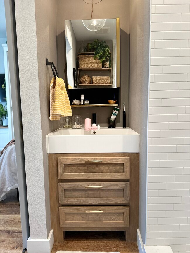 Building Photo - 2933 Midvale Ave