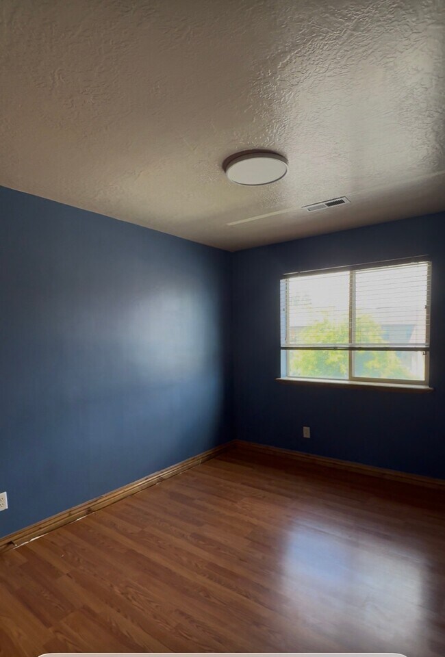 Building Photo - 865 S Pheasant Run Dr