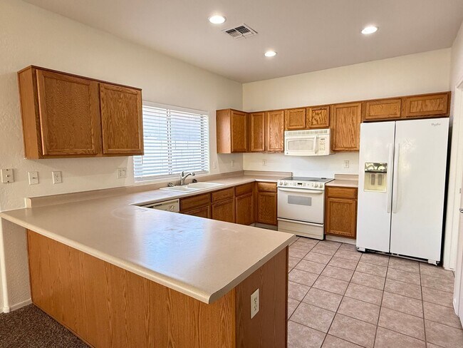 Building Photo - BRAND NEW CARPET 3 Bedroom 2 Bathroom Spacious Floorplan!