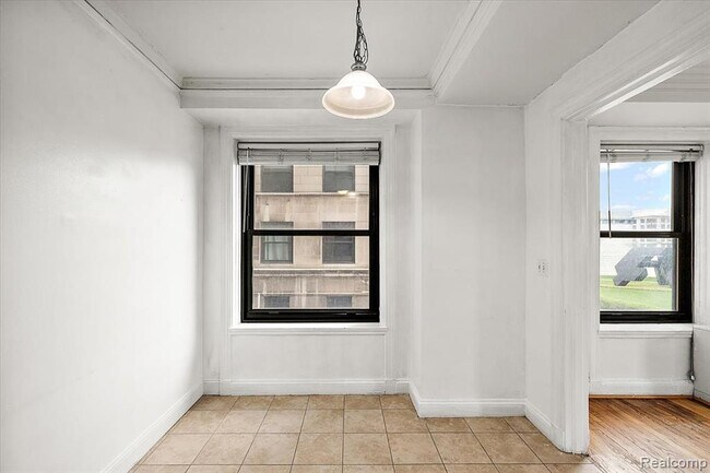 Building Photo - 15 E Kirby St