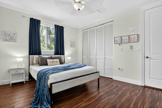 Building Photo - 1705 NE 11th St