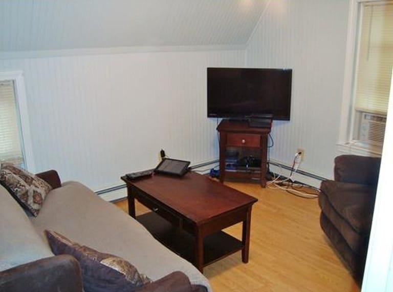 Building Photo - 8 Main St