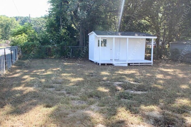 Building Photo - 3 BED & 1 BATH / PET-FRIENDLY / S8 ACCEPTED