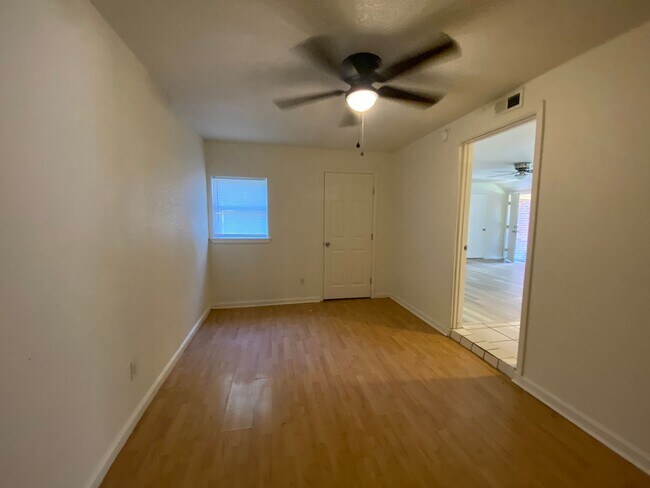 Building Photo - 1723 W Matthews Ave