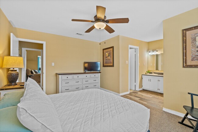 Building Photo - 8426 Williamsburg Cir
