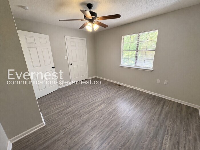 Building Photo - 1800 Labette Manor Dr