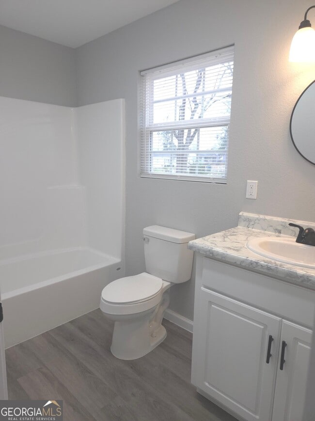 Building Photo - 401 E 7th St