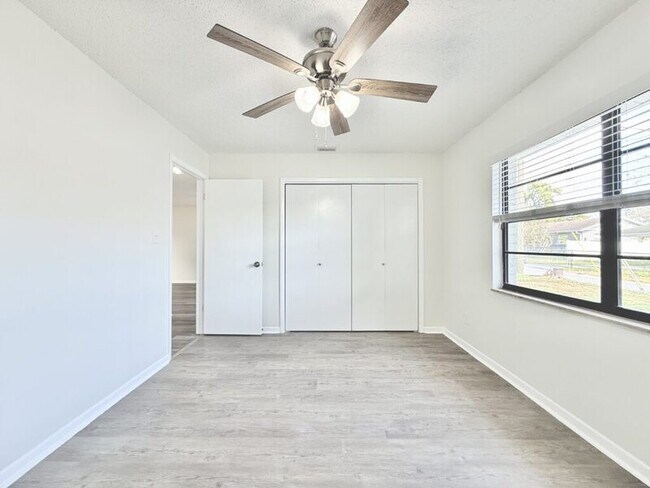 Building Photo - 5212 Peach Ave