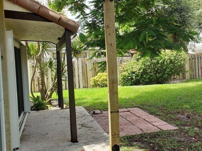 Building Photo - 541 NE 47th St