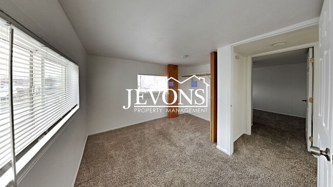 Building Photo - Two-story home just minutes from Yakima Valley College.