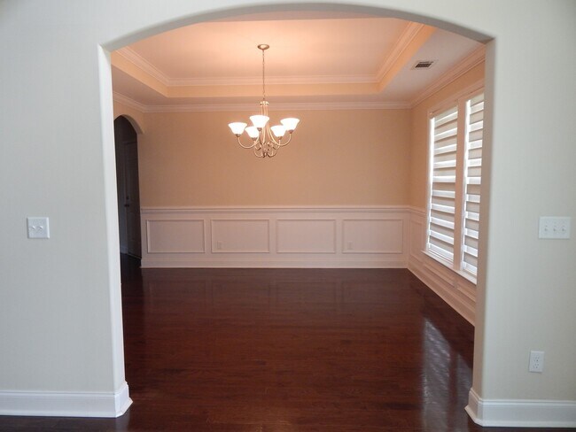 Building Photo - Spacious 6 bedroom, 4 bathroom home!