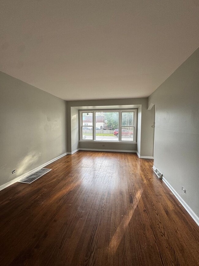 Building Photo - 4 Bedroom 2 Bathroom House in Dolton ! A M...