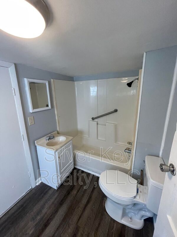 Building Photo - 1209 Hilltop Dr NE