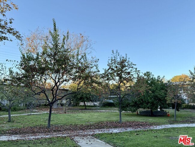 Building Photo - 5560 Village Green