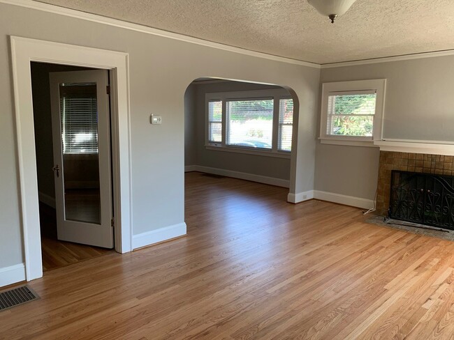 Primary Photo - 2bed/1 Bath Bungalow in Rose City/Alameda