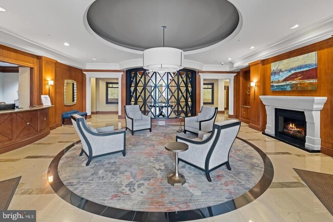 Building Photo - 8220 Crestwood Heights Dr